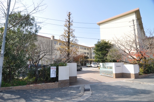 ル・サンク室見 中学校：高取中学校　550m　近隣